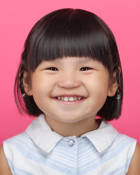 粉紅色背景女生面試相