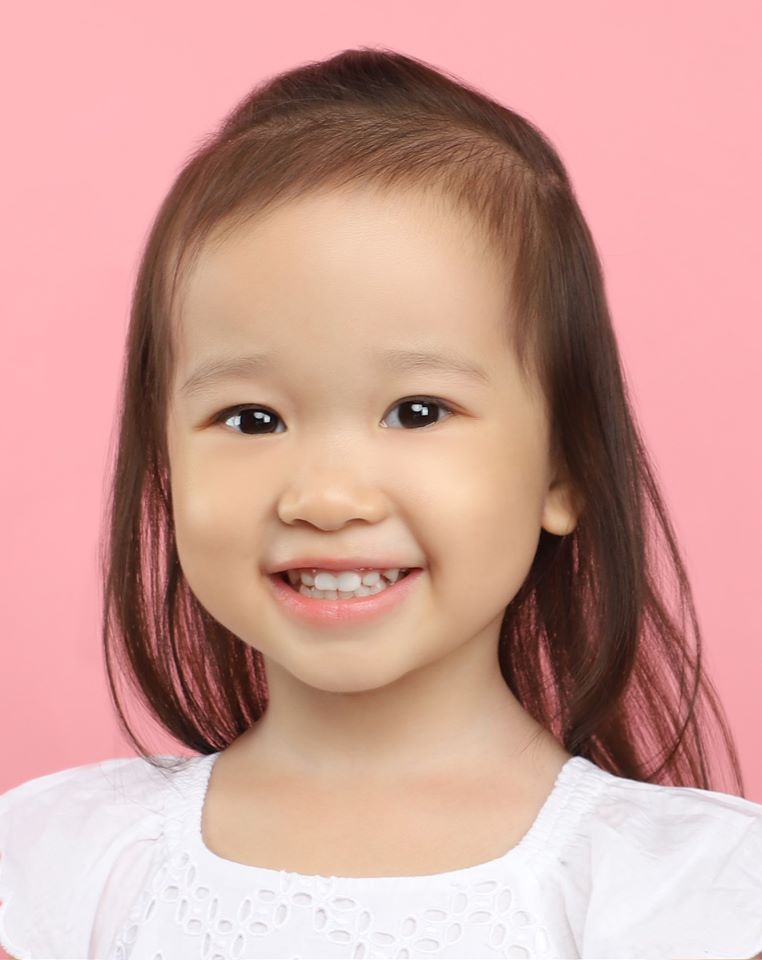 粉紅色背景女生面試相