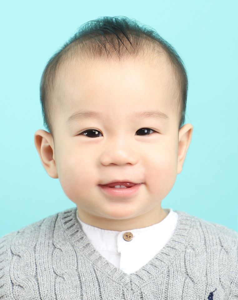 藍綠色背景小童面試相