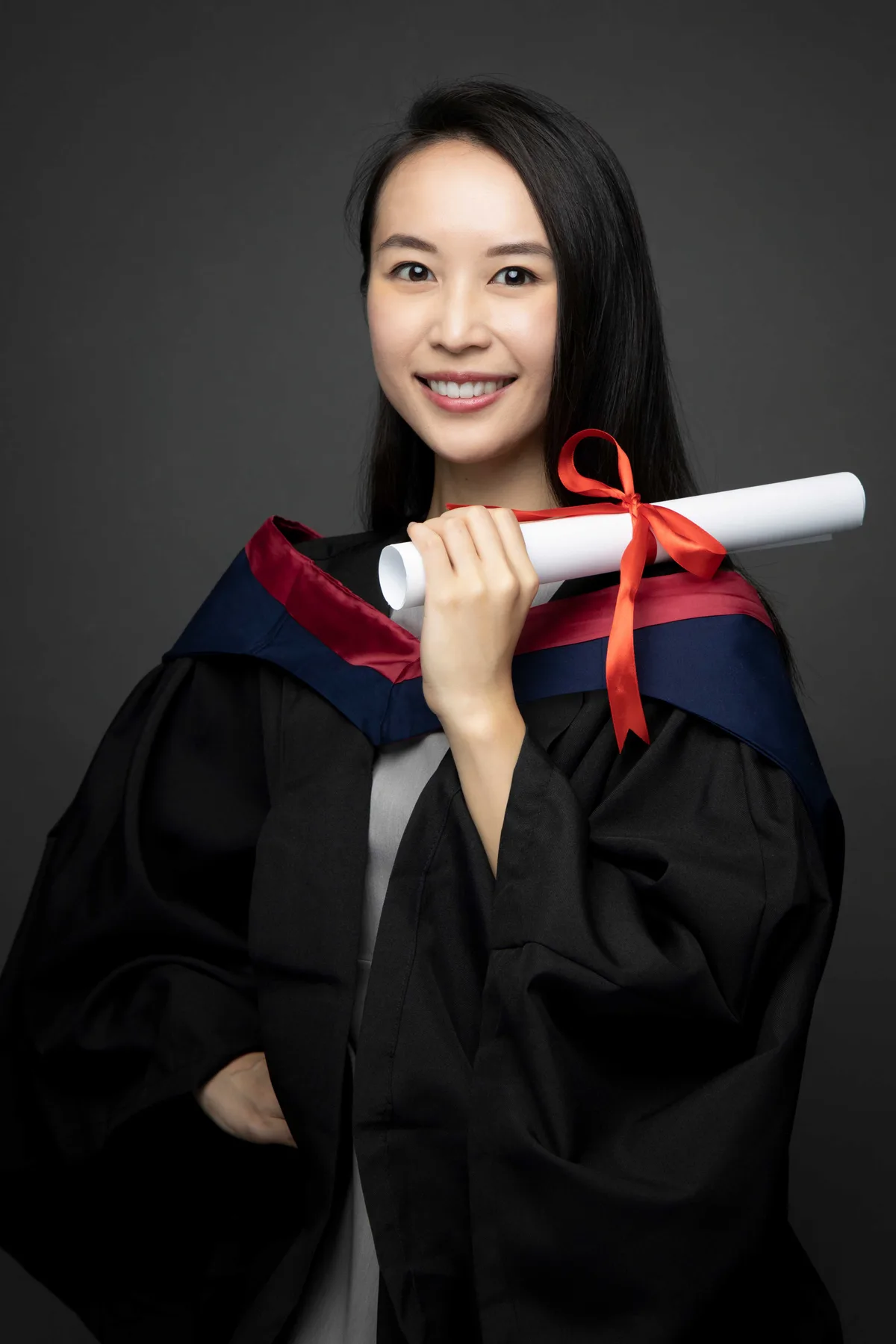 專業學士畢業照 ‧ 沉穩深灰背景持證書肖像 - Studio Photobi HK