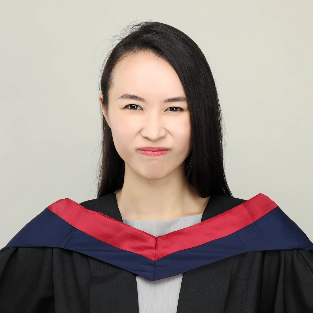 個人畢業相 ‧ 簡約淺灰背景俏皮表情抓拍 - Studio Photobi HK