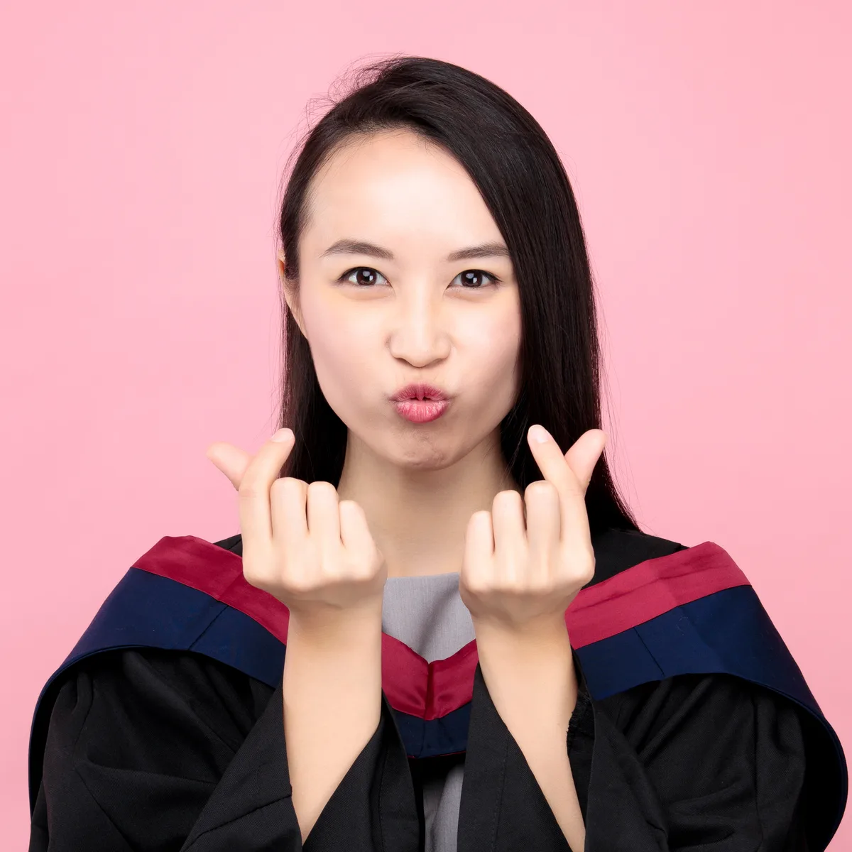 個人畢業照 ‧ 柔美淺粉背景比心寫真 - Studio Photobi HK