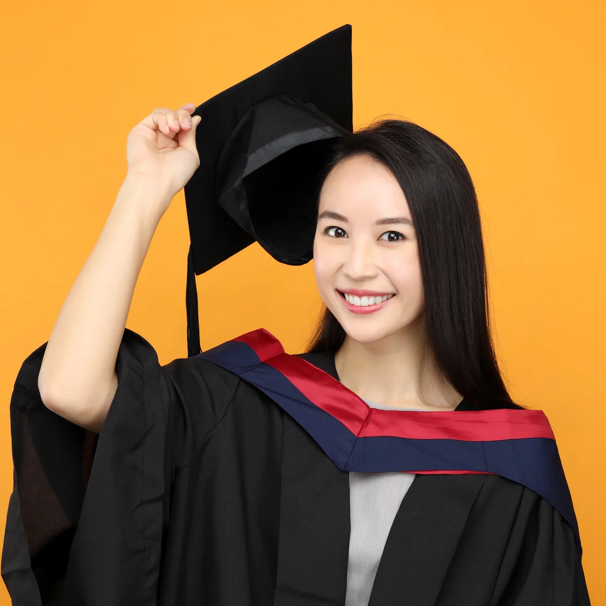 個人畢業相 ‧ 溫暖橙黃背景扶四方帽照 - Studio Photobi HK