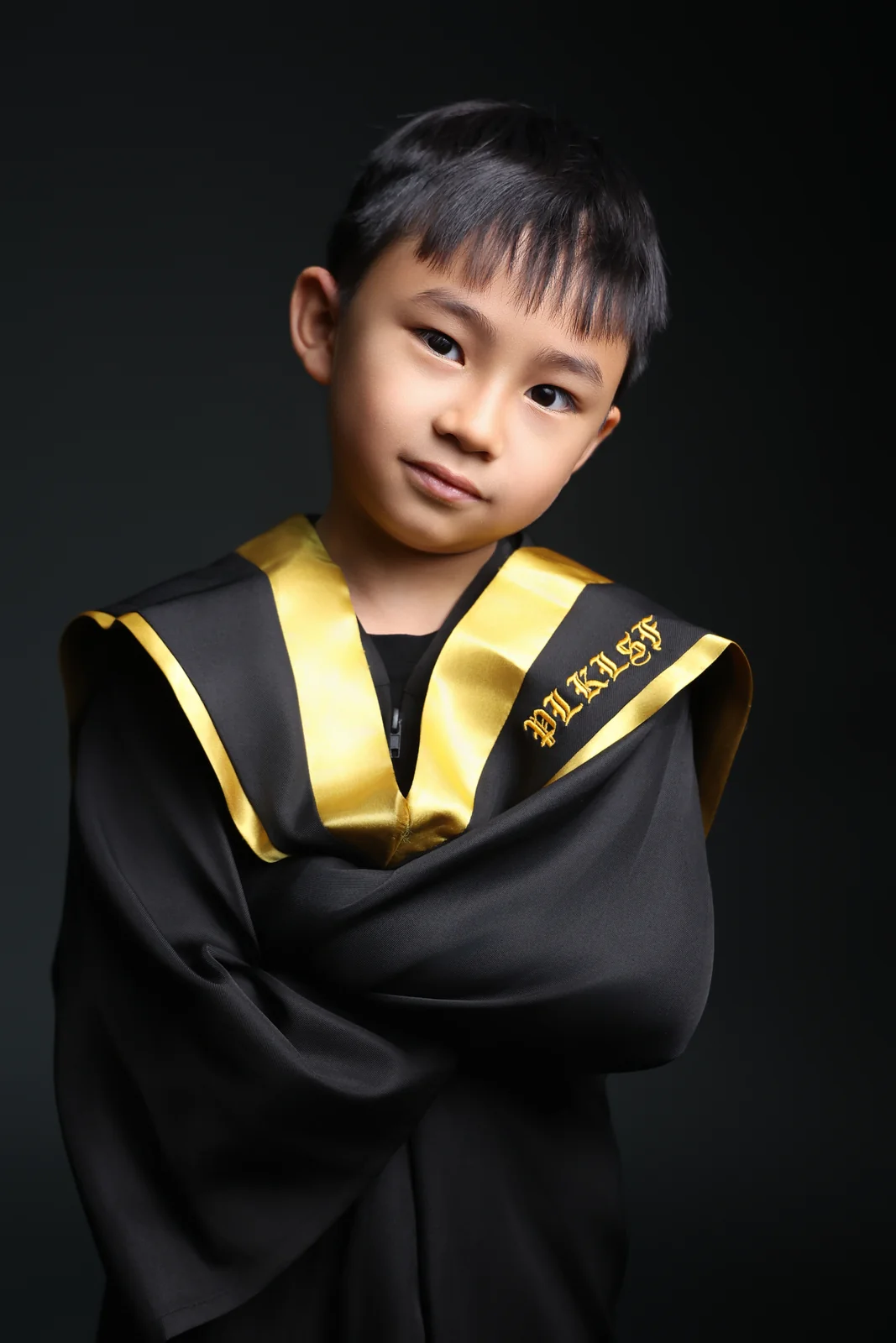 兒童畢業相 ‧ 雙手抱胸自信肖像 - Studio Photobi HK