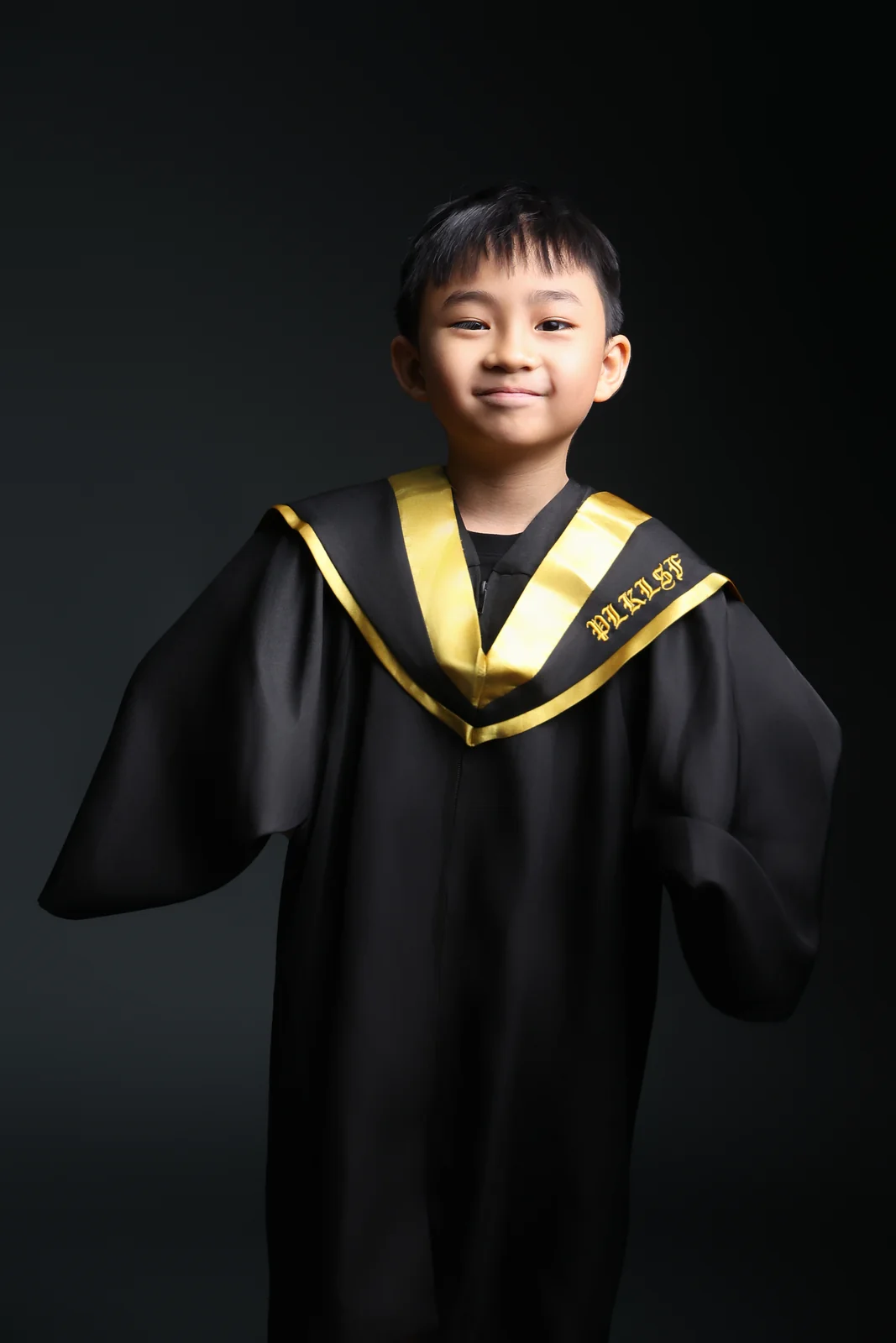 幼稚園小學畢業照 ‧ 展袖挺拔紀念照 - Studio Photobi HK