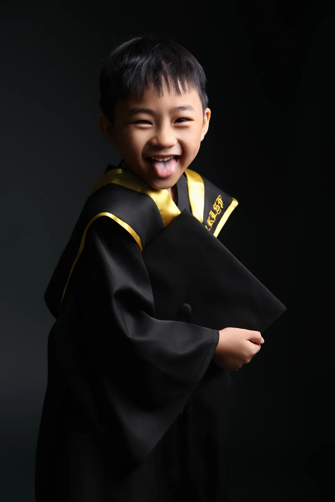 幼稚園畢業相實拍 ‧ 手抱四方帽鬼馬照 - Studio Photobi HK